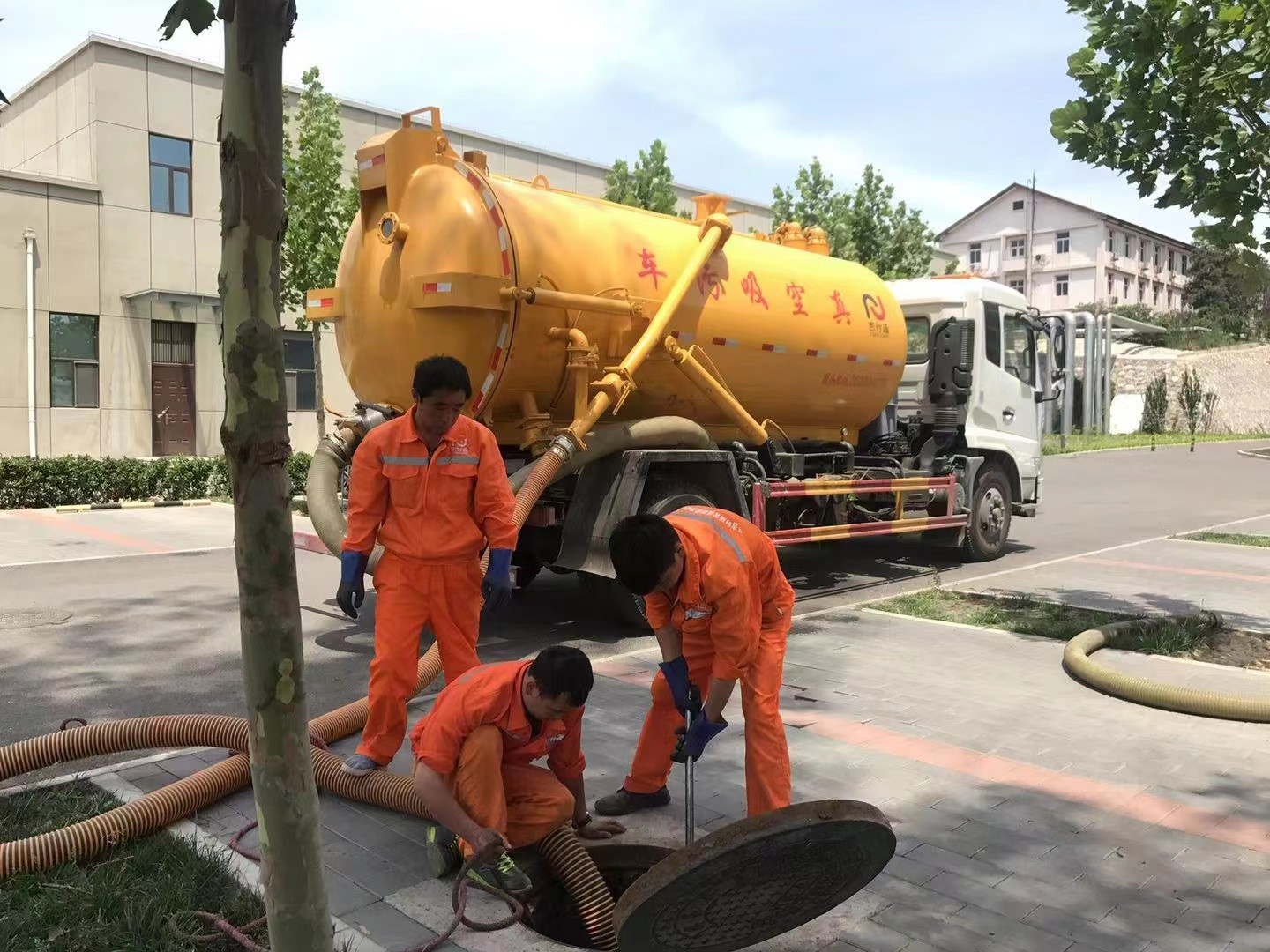 郧西管道疏通车停在窨井附近