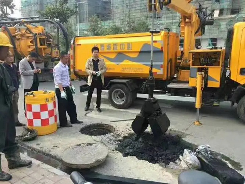 郧西街道：网格员化身“清道夫”，为民解忧疏通“堵心”化粪池