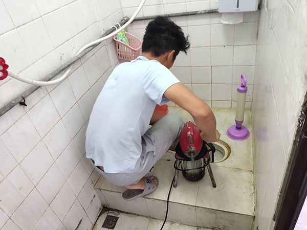 郧西肥皂掉到马桶里把马桶堵住了怎么办？马桶堵住了怎么办