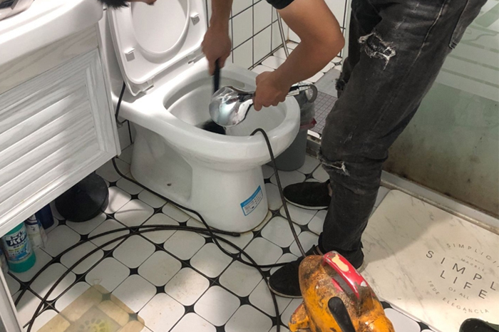 郧西马桶堵塞自己疏通还是找师傅?专业上门服务让你省时更省心