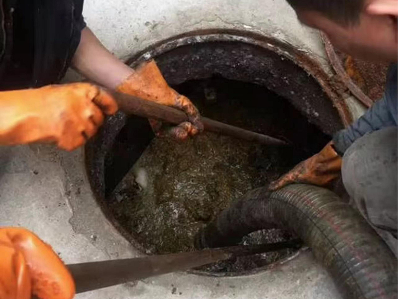 郧西清理化粪池时如何避免沼气的危害?